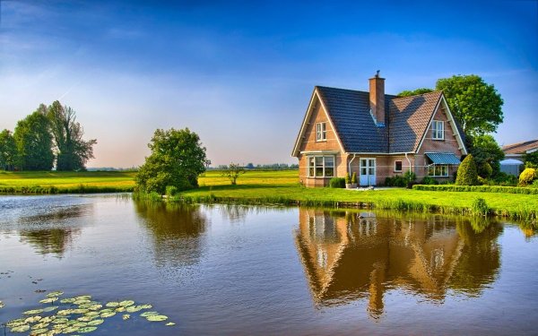 Дома у реки