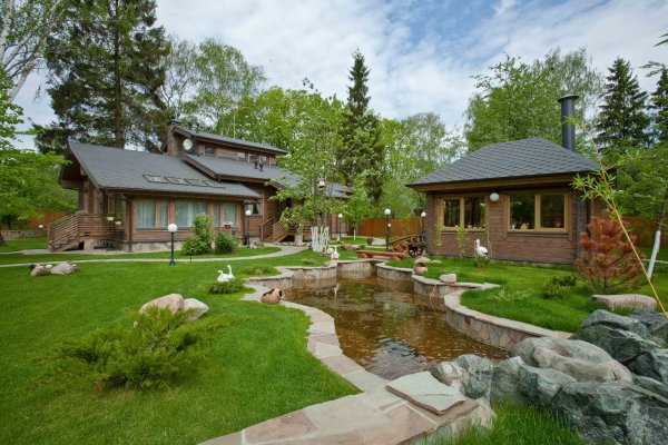 Ландшафт с деревянным домом