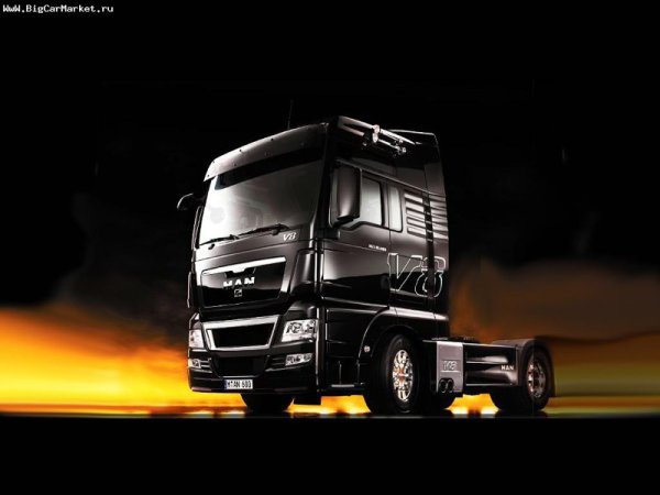 Фура на черном фоне