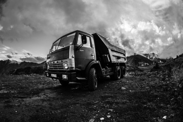 Черный КАМАЗ