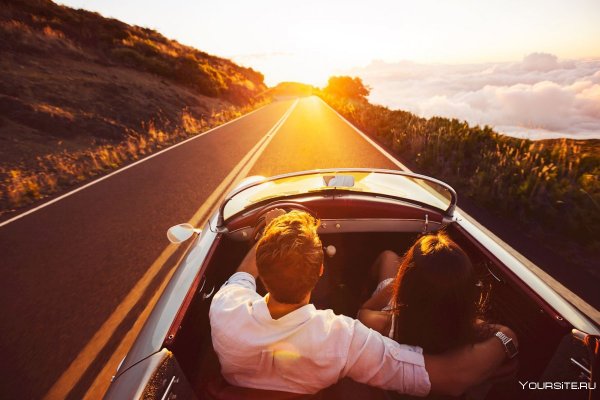 Машина едет в закат