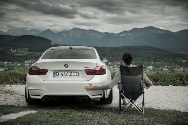 Мужчина обнимает машину