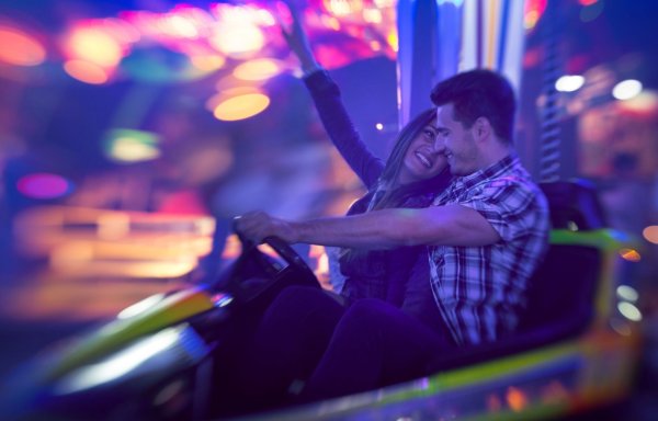 Парень с девушкой ночью