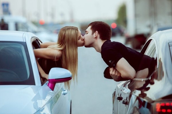 Поцелуй возле машины