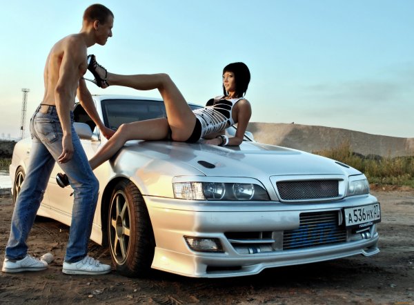 Парень на тачке с девушкой