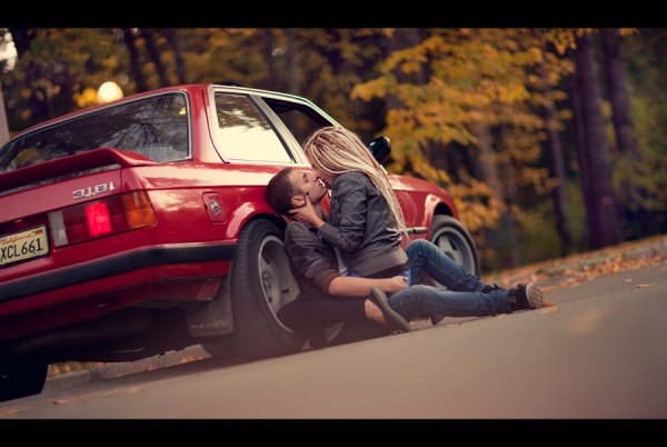 Фотосессия парня и девушки с машиной
