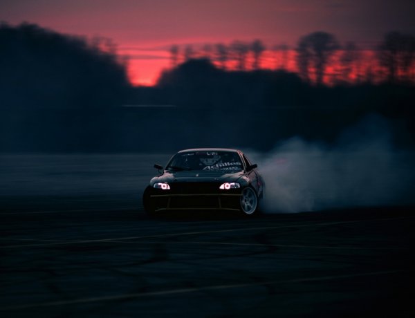 Машина в дрифте ночью