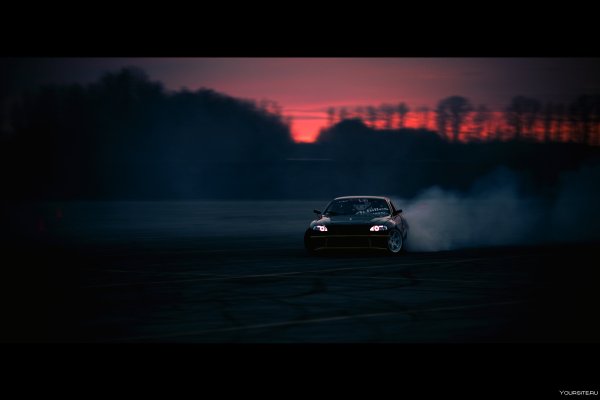 Машина в дрифте ночью