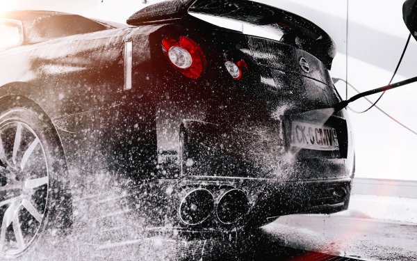 Машина в брызгах