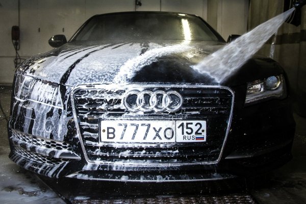 Машина в пене на мойке