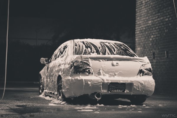 Чистая белая машина