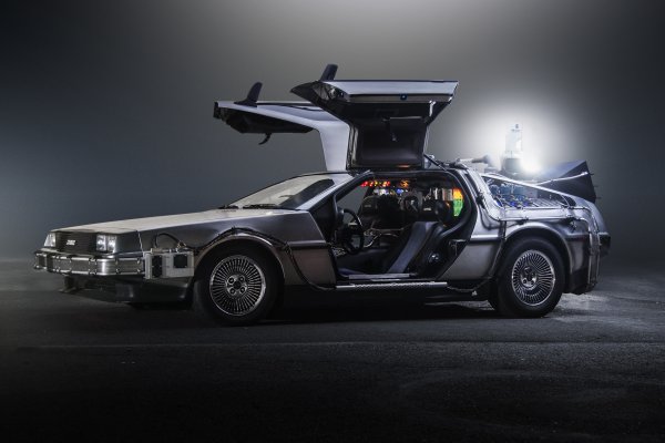 DELOREAN DMC-12 назад в будущее