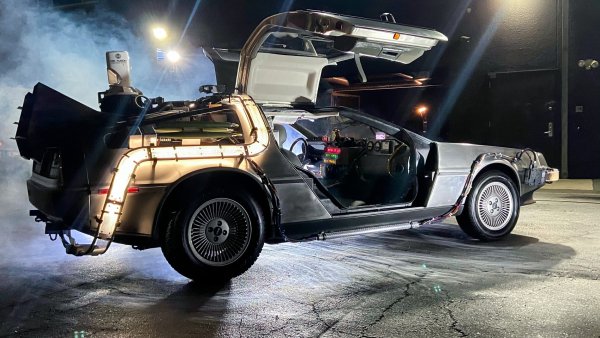 DELOREAN DMC-12 back to the Future