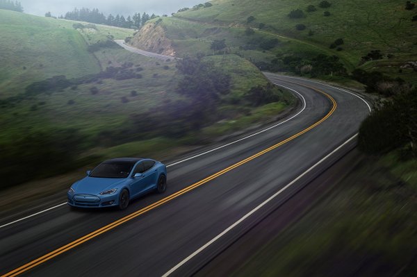 Машина по трассе