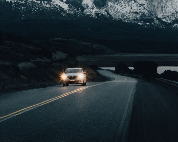 Автомобиль на ночной дороге