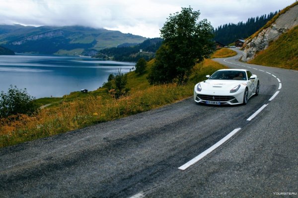 Машина в горах