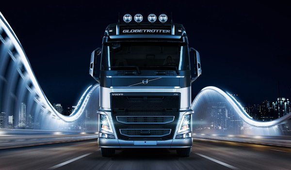 Тягач Вольво ночью