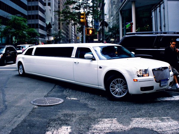 Черный лимузин