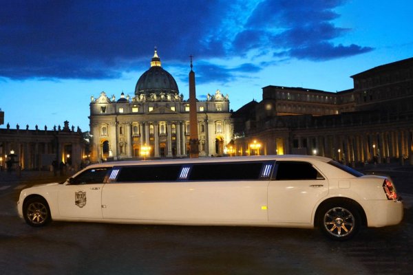 Богач на лимузине