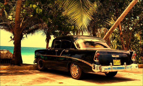 Куба машина на фоне океана