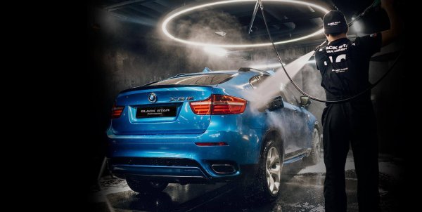 Мойка машины черный фон