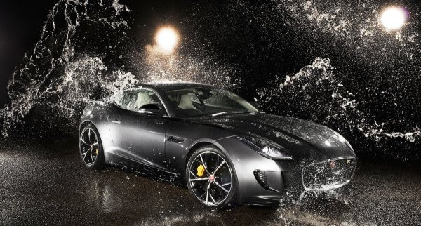 Машина в брызгах воды