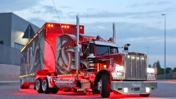 Американский дальнобойный тягач Peterbilt