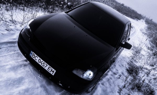 Лада Приора чёрная 2008 зимой