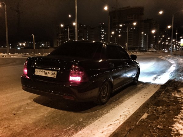 Черная Приора седан с мигалками