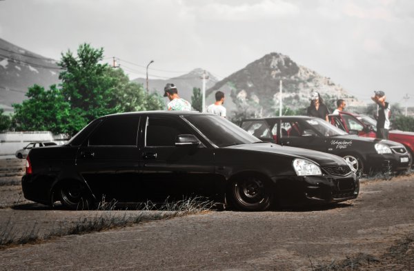 Приора чёрная тонированная заниженная