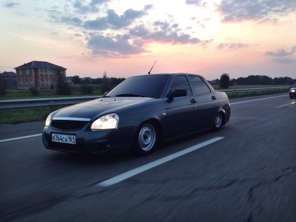 Заниженная черная Приора седан