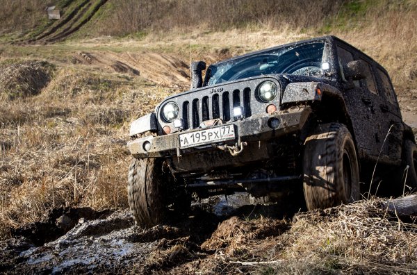 Джип Вранглер в грязи