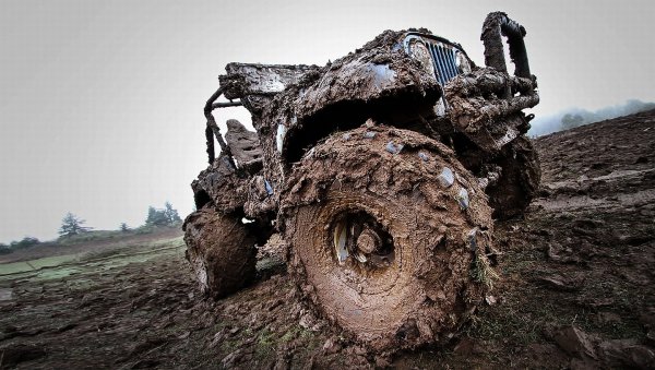 Грязный внедорожник