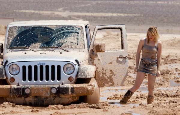 Девушка на джипе