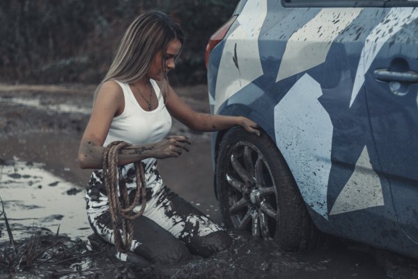 Девушка в грязи в шортах