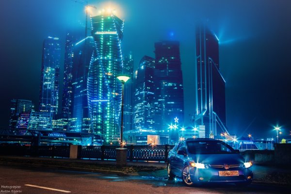 Машина на фоне города