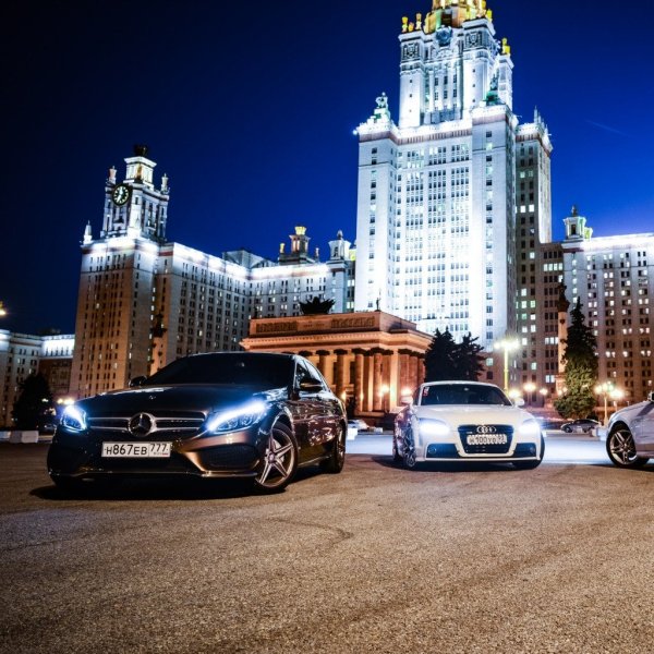 Мерседес 222 около МГУ