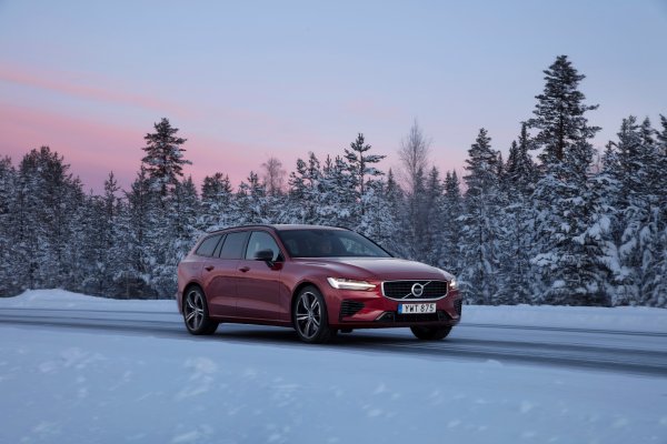 Volvo v60 красная