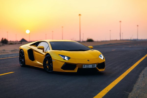 Lamborghini Aventador желтый