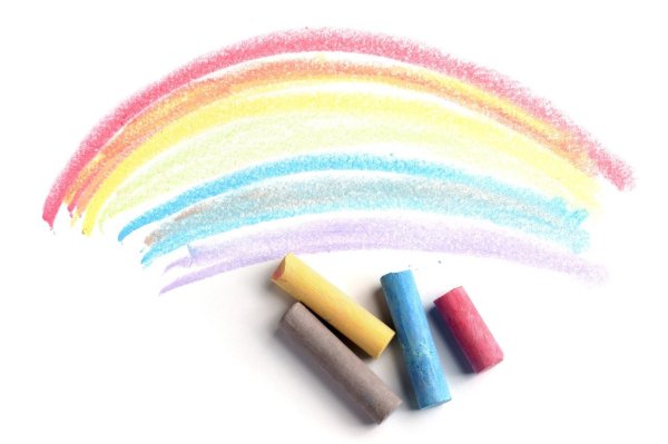 Рисование мелками на белом фоне