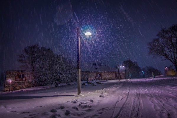 Заснеженная деревня ночью