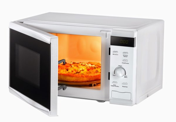 Микроволновая печь с едой