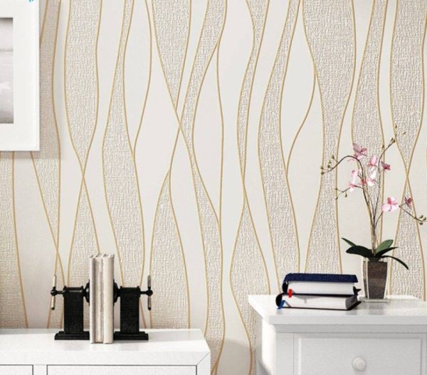 Обои с вертикальным рисунком в интерьере