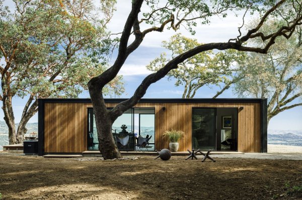 Дом из контейнеров на фоне гор