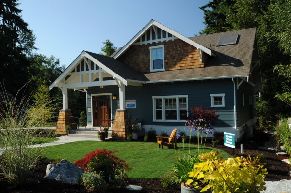 Деревянный дом с садом