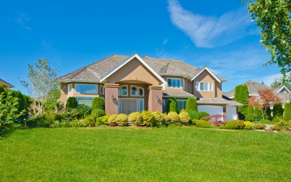 Загородный дом с лужайкой