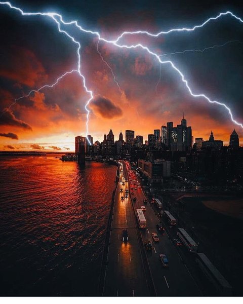 Молния над городом