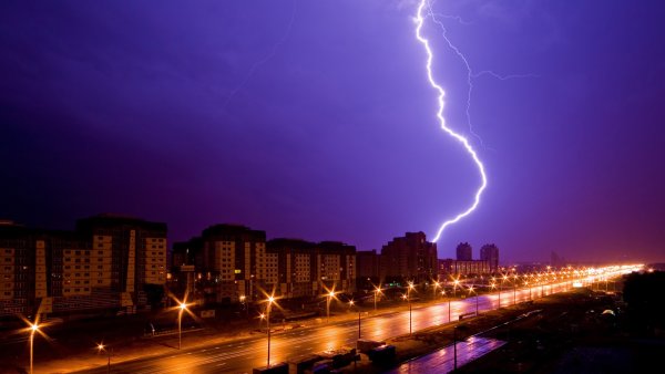 Молния над городом