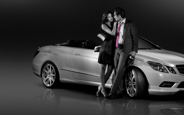 Мужчина возле машины