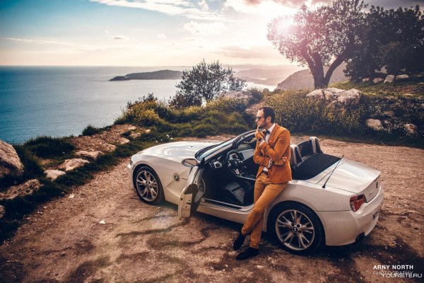Мужчина в кабриолете